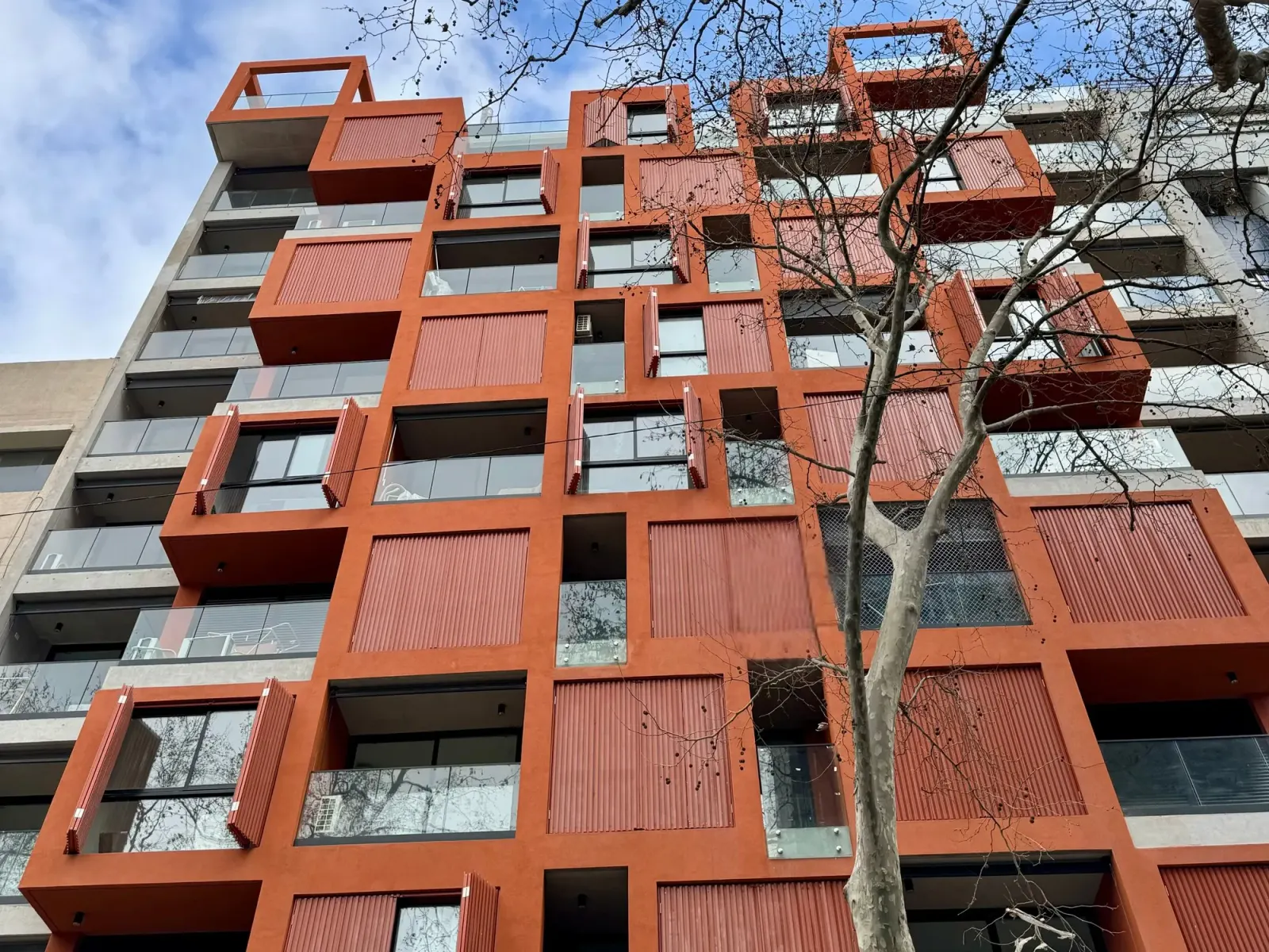01 Sync, Barrio Sur — fachada